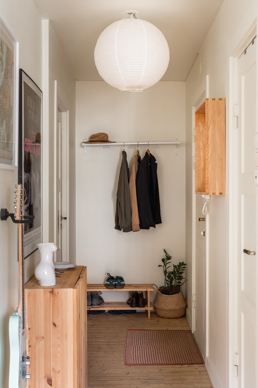 Det god plass til å henge opp yttertøy og sette fra seg sko i entréen Galleribilde