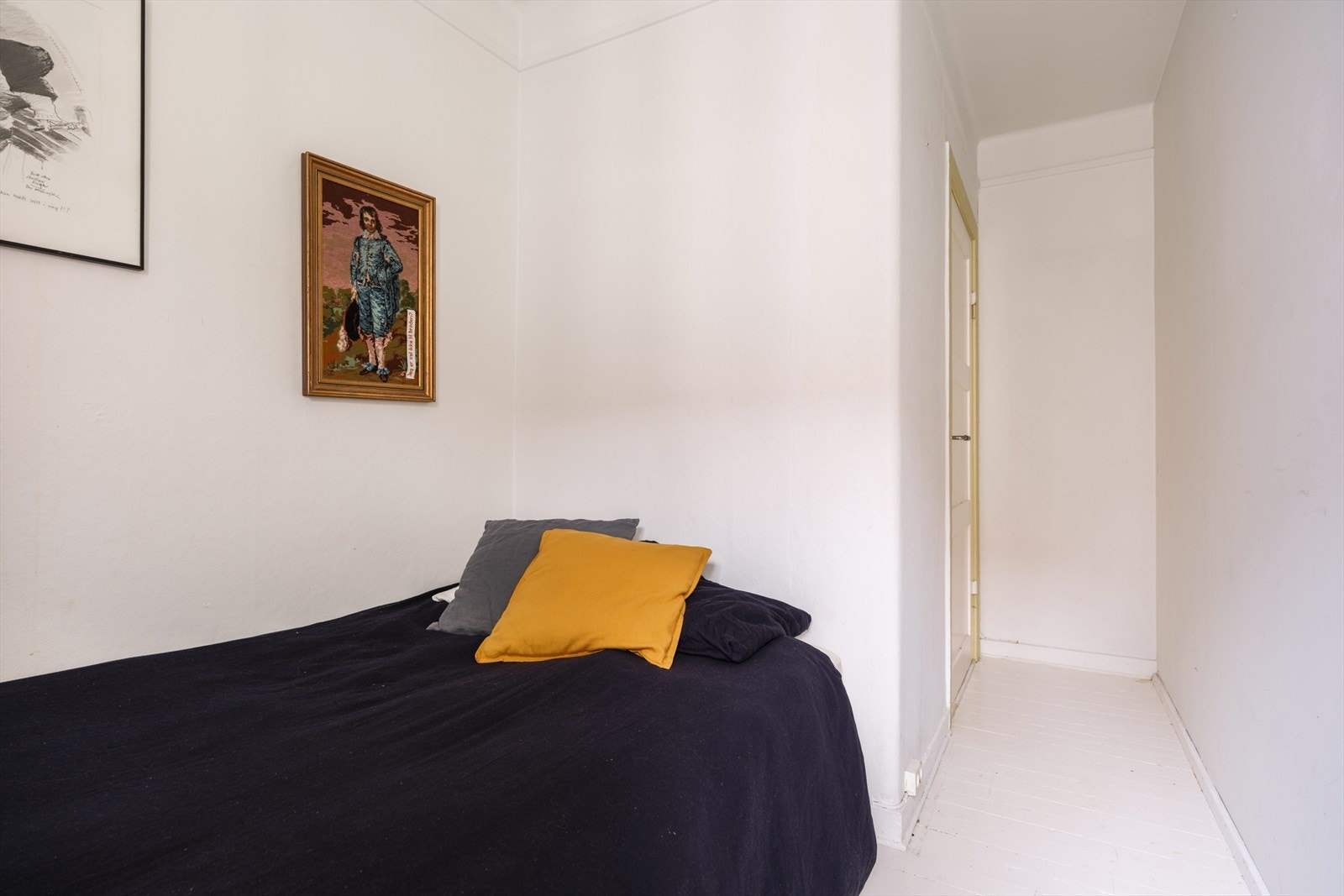 Rommet har plass til seng og tilhørende møbler. Galleribilde