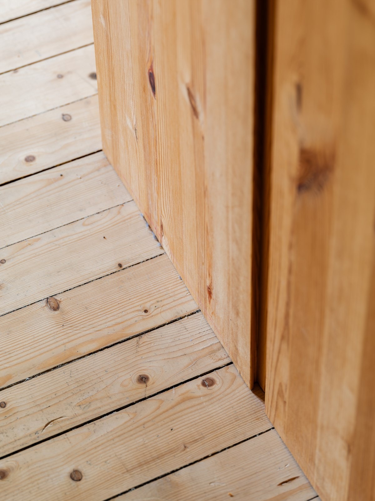 Sjarmerende tregulv som går igjen i hele boligen Galleribilde