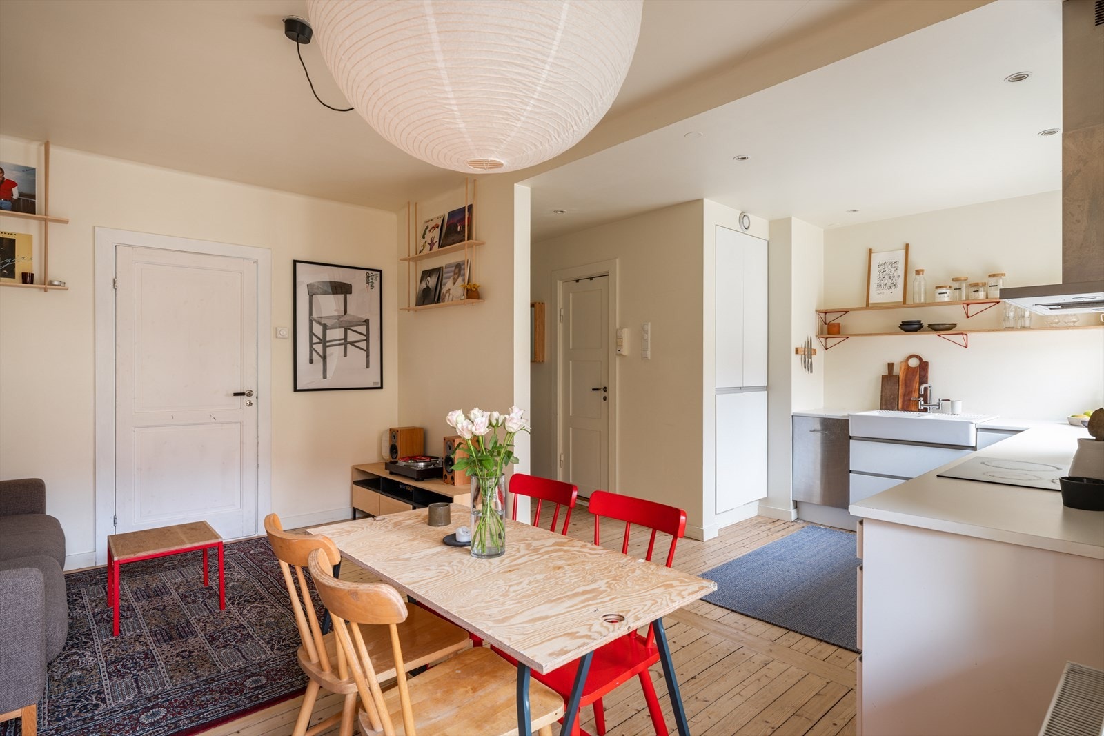 Kjøkkenet ligger i åpen løsning mot stuen, noe som skaper en luftig og moderne atmosfære Galleribilde