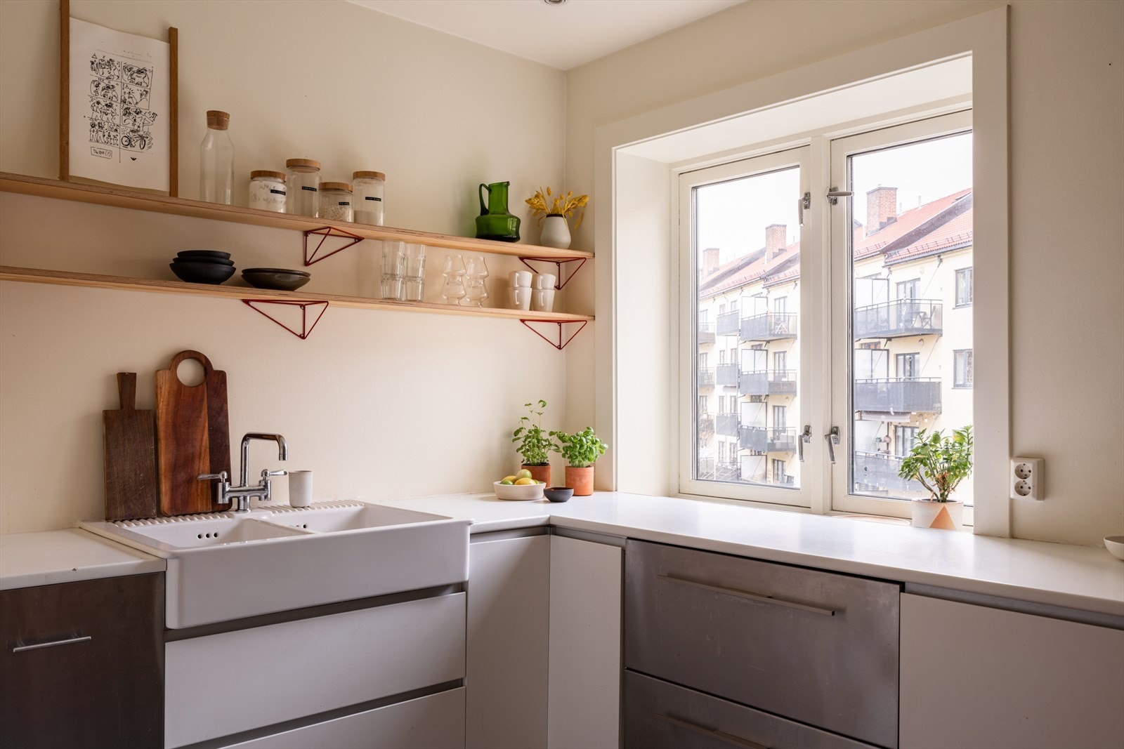 Kjøkkenet er utstyrt med platetopp, kjøleskuffer, stekeovn og oppvaskmaskin Galleribilde