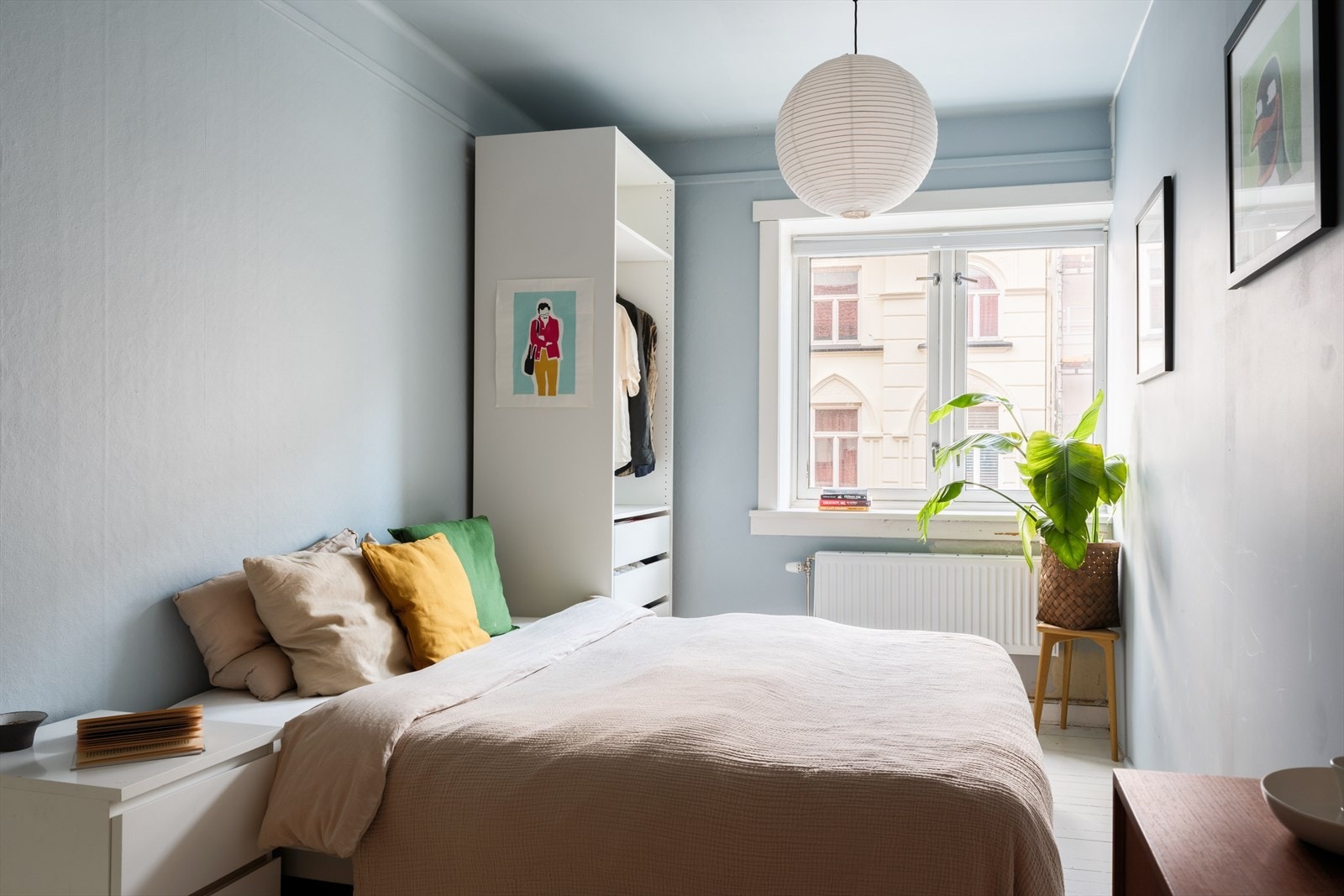 Romslig hovedsoverom med plass til dobbeltseng, nattbord og garderobeskap Galleribilde