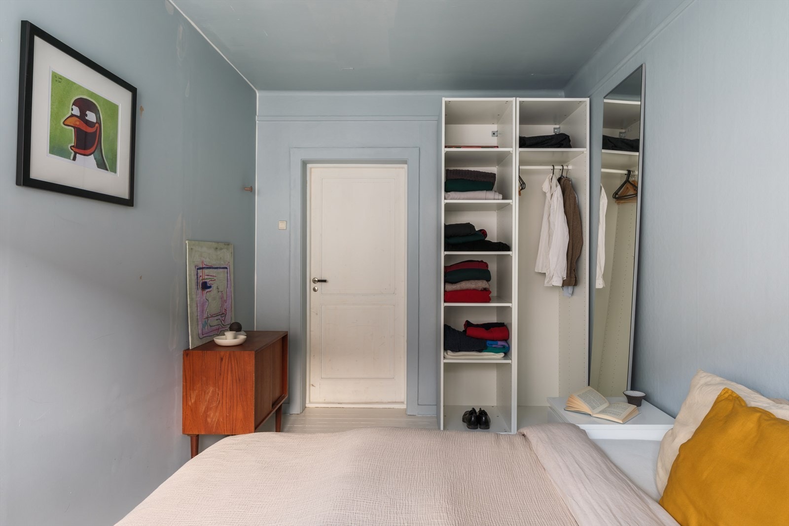 Rommet er malt i en nydelig blåfarge Galleribilde