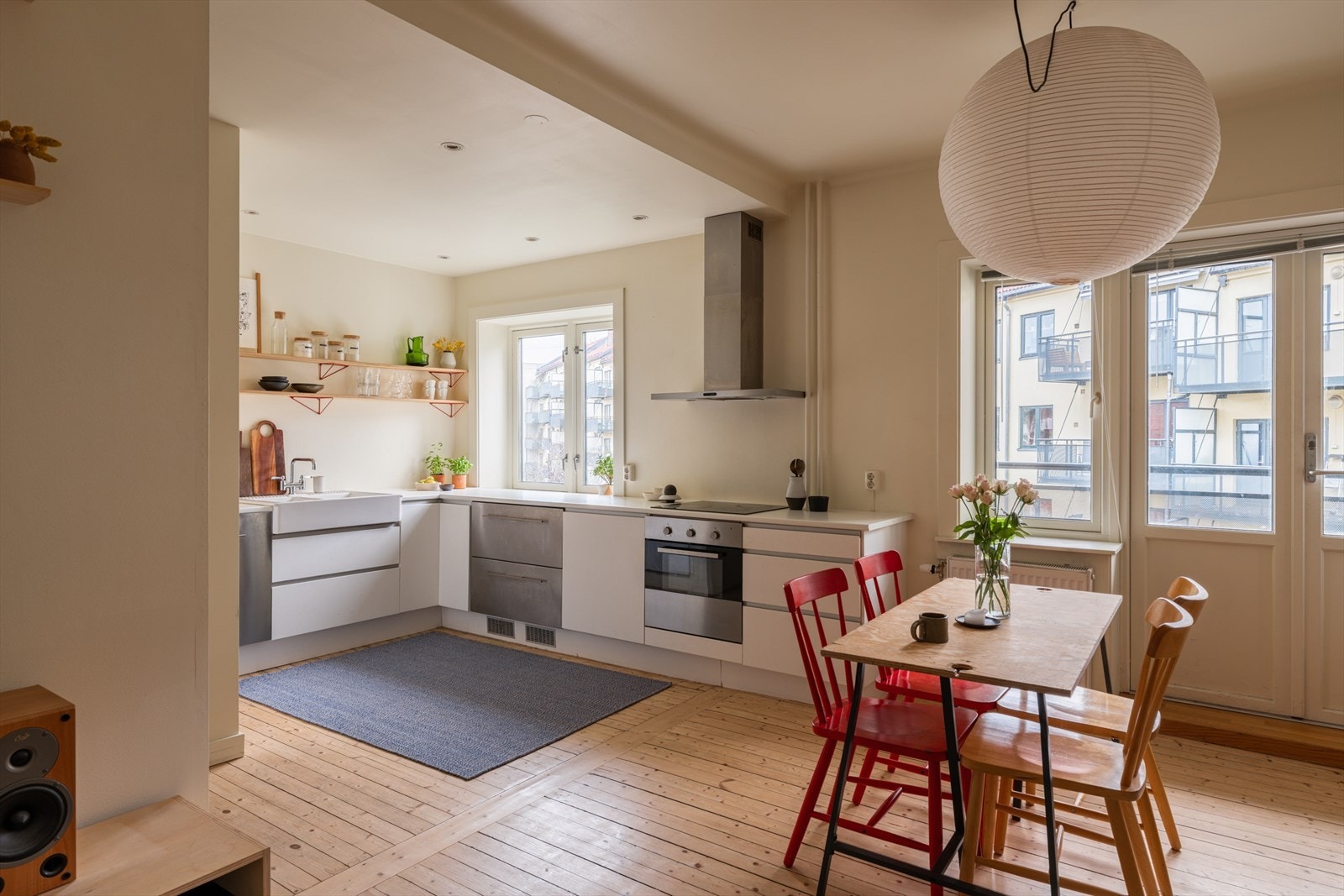 Den lyse og hyggelige stuen har en fin planløsning hvor møblene har sin naturlige plass. Galleribilde