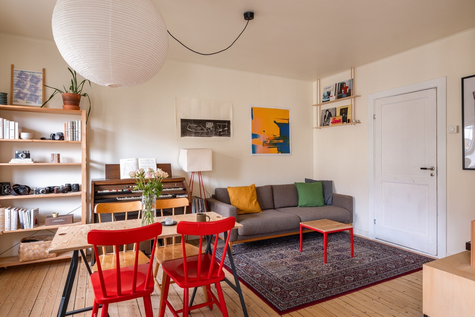 Stuen har gode møbleringsmuligheter med plass til både sofagruppe, spisebord og øvrige møbler. Galleribilde