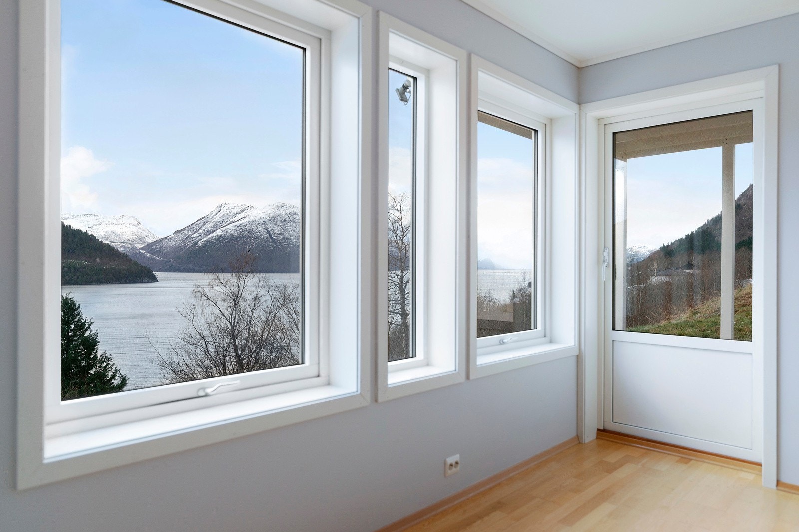Fra stuevinduet er det nydelig utsikt utover Storfjorden. Galleribilde