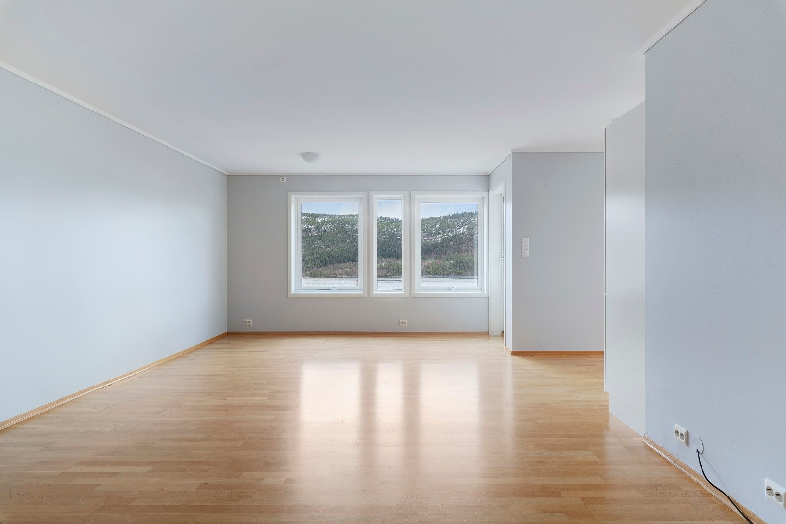 Det er store vindusflater på stuen, som sørger for mye naturlig lysinnslipp. Galleribilde