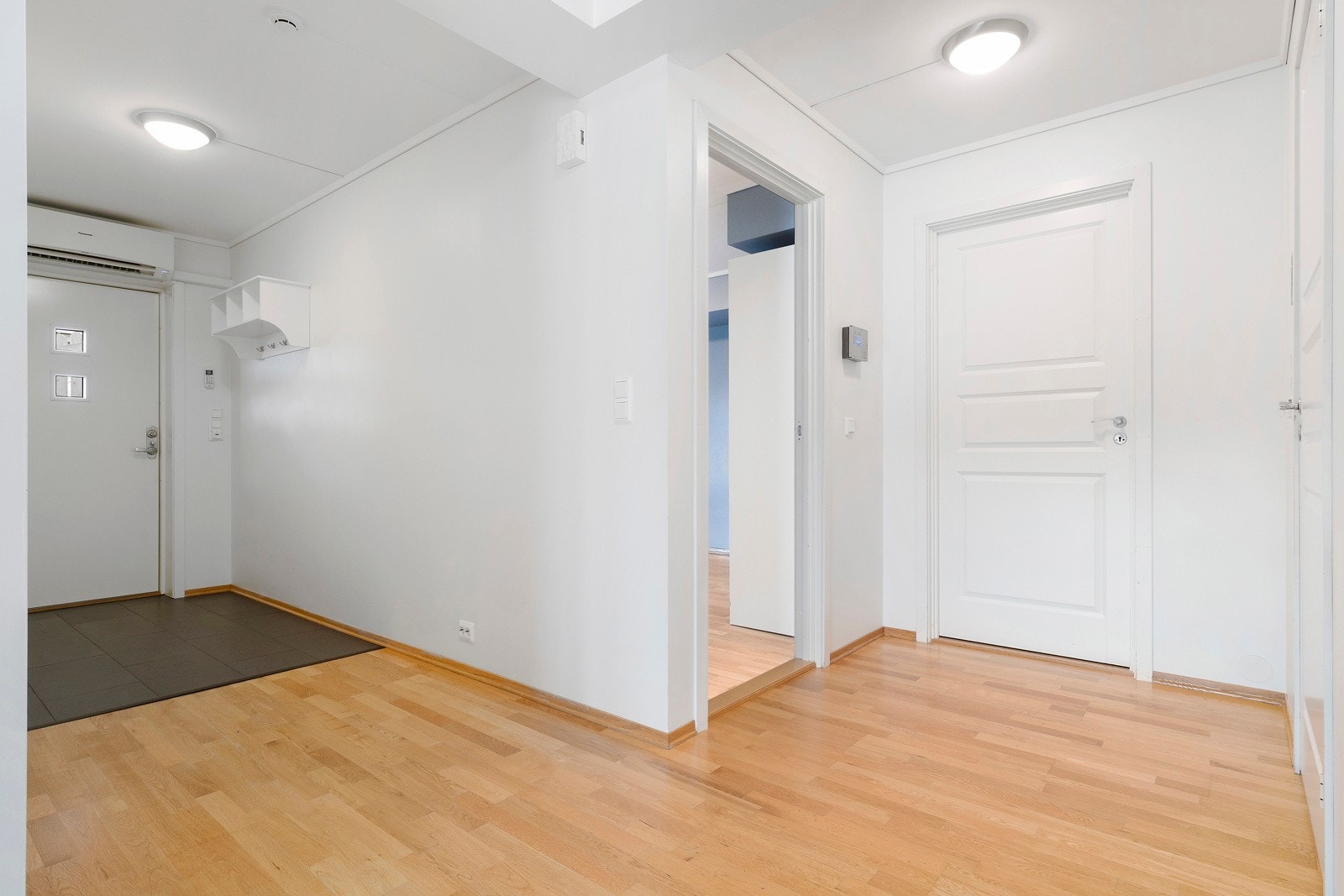 Her kommer man inn til en romslig gang, som gir et åpent og lyst førsteinntrykk. Galleribilde