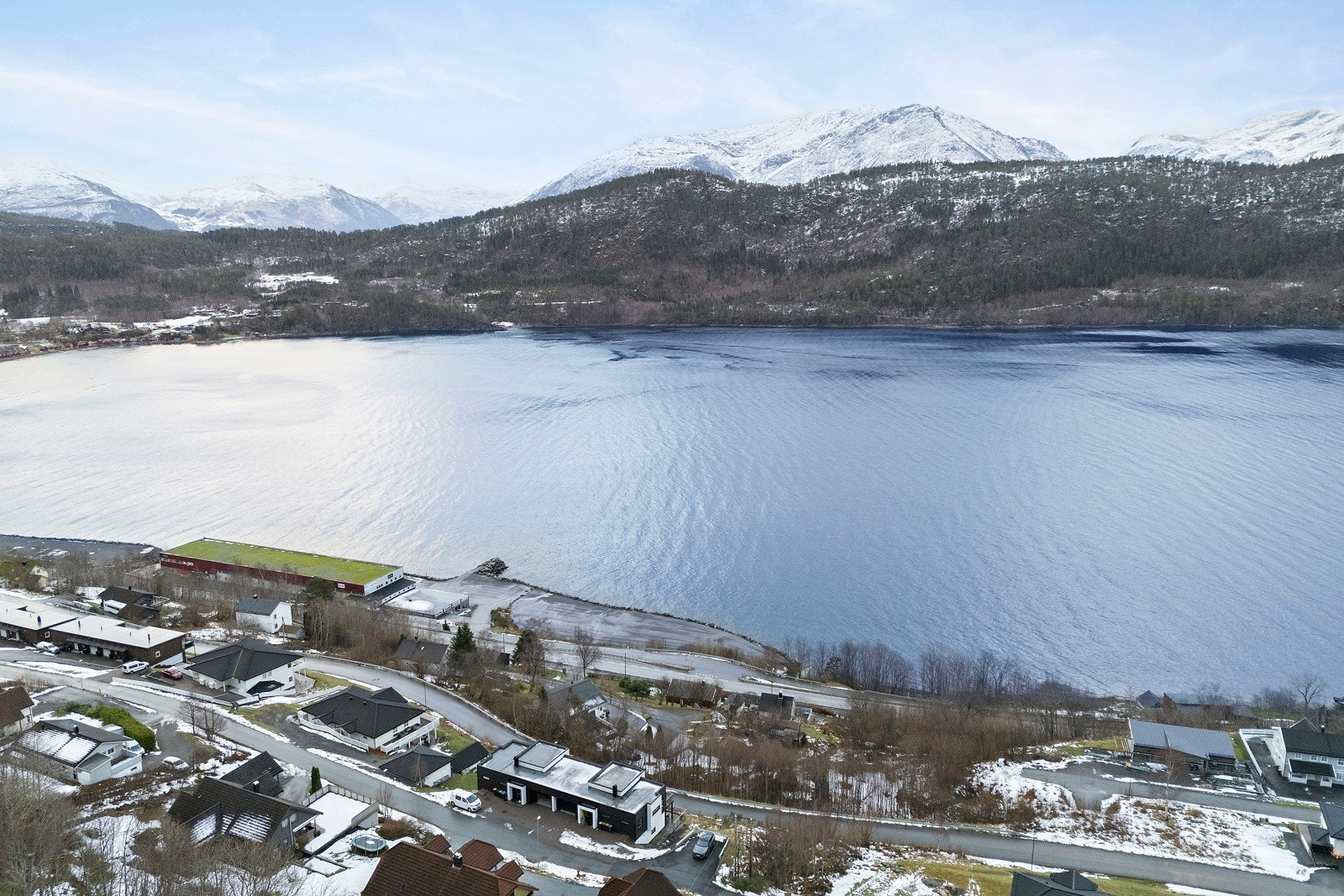Det er kort vei både til sentrumsfasiliteter og friluftsaktiviteter. Galleribilde