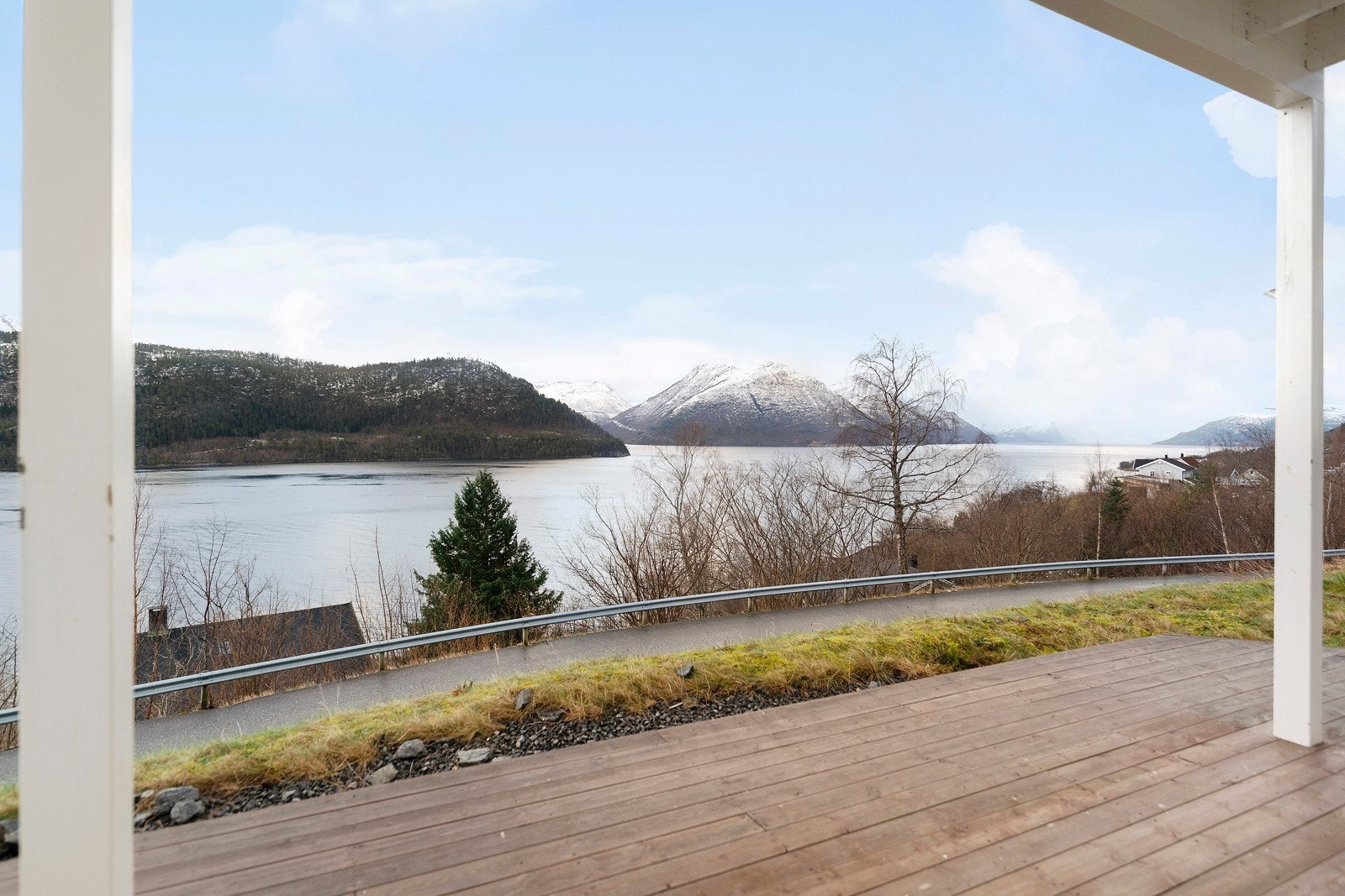 Det er nydelig utsikt utover Storfjorden fra terrassen. Galleribilde
