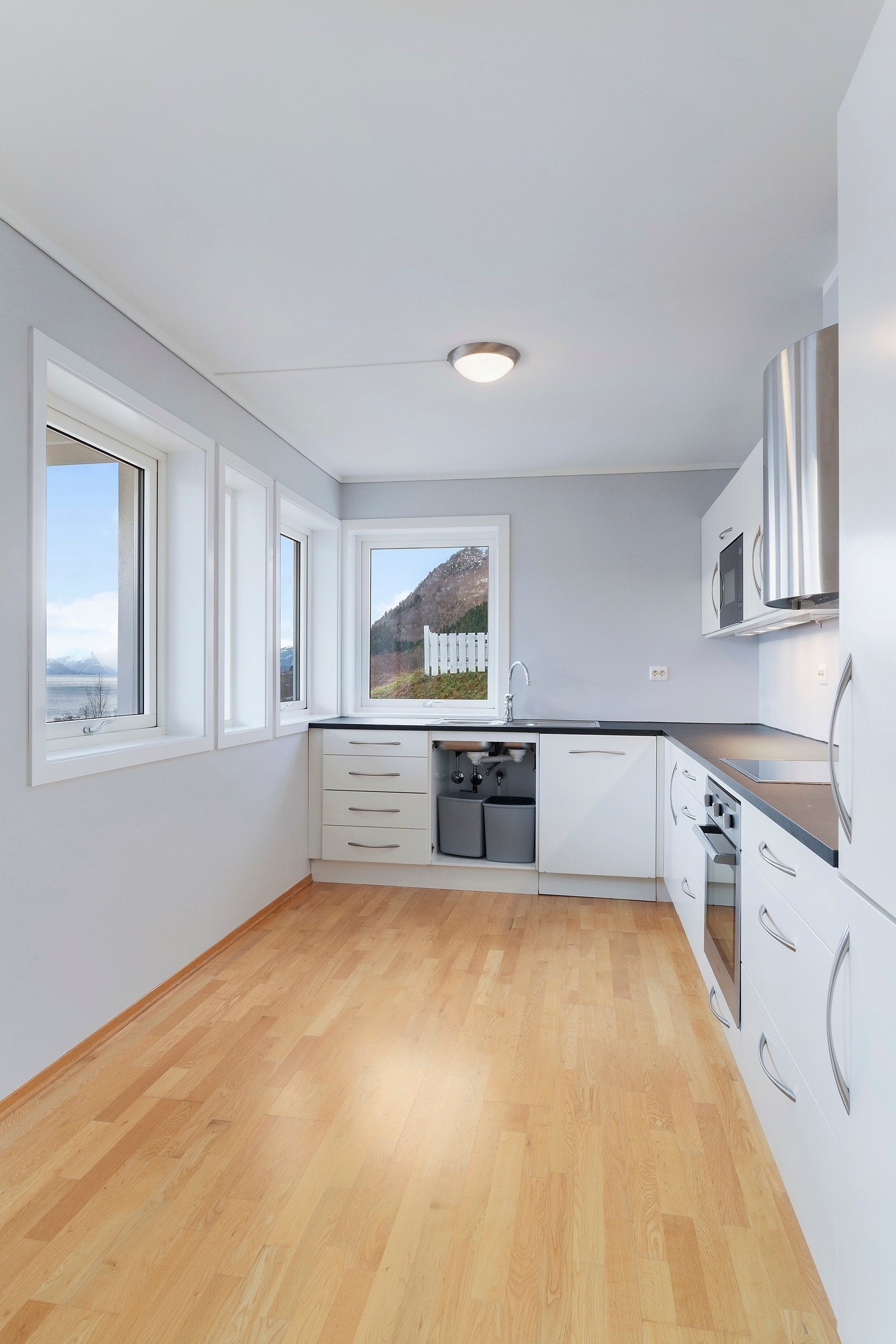 Kjøkkeninnredningen har malte fronter og laminert benkeplate. Galleribilde