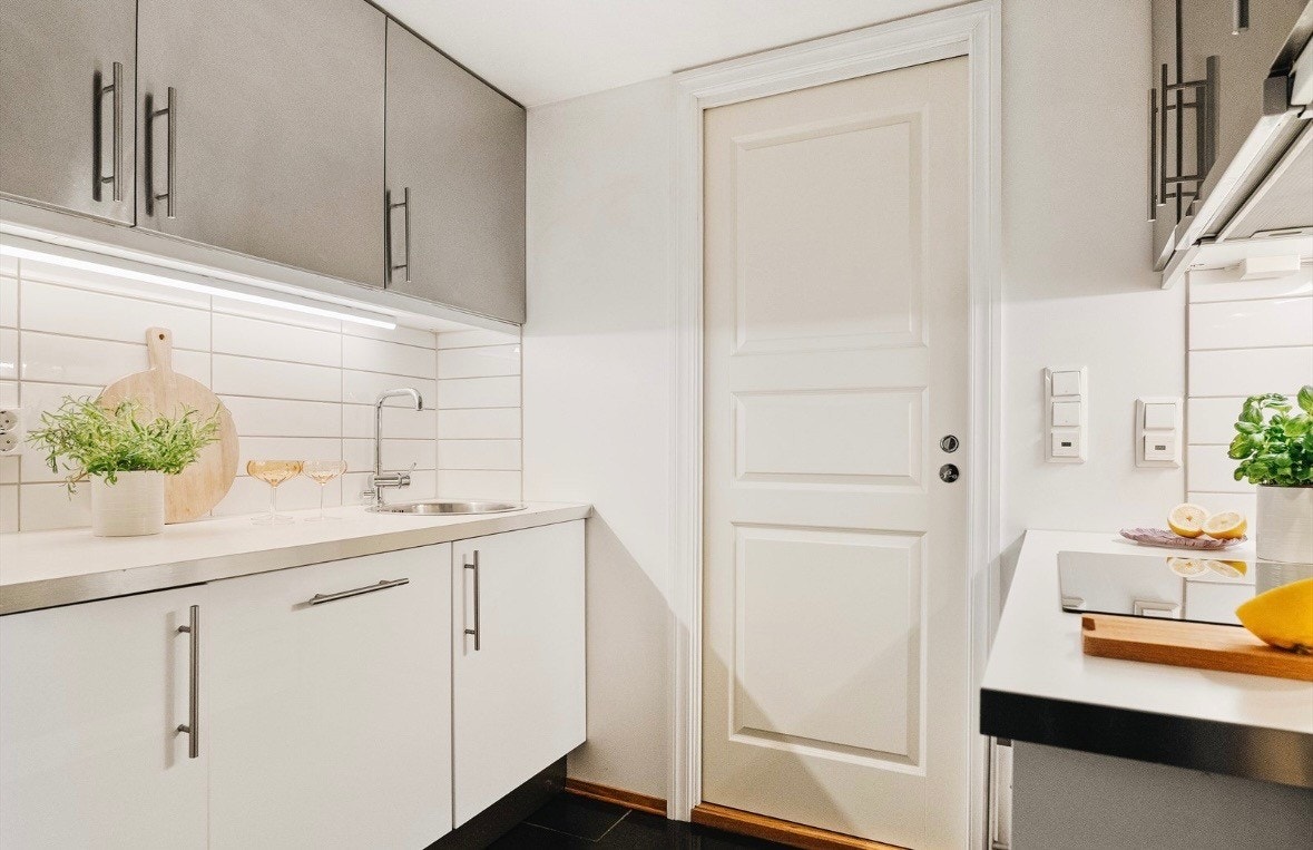 God oppbevaringsplass og benkeplass. Oppvaskmaskin, kokeplate og ovn følger med! Galleribilde