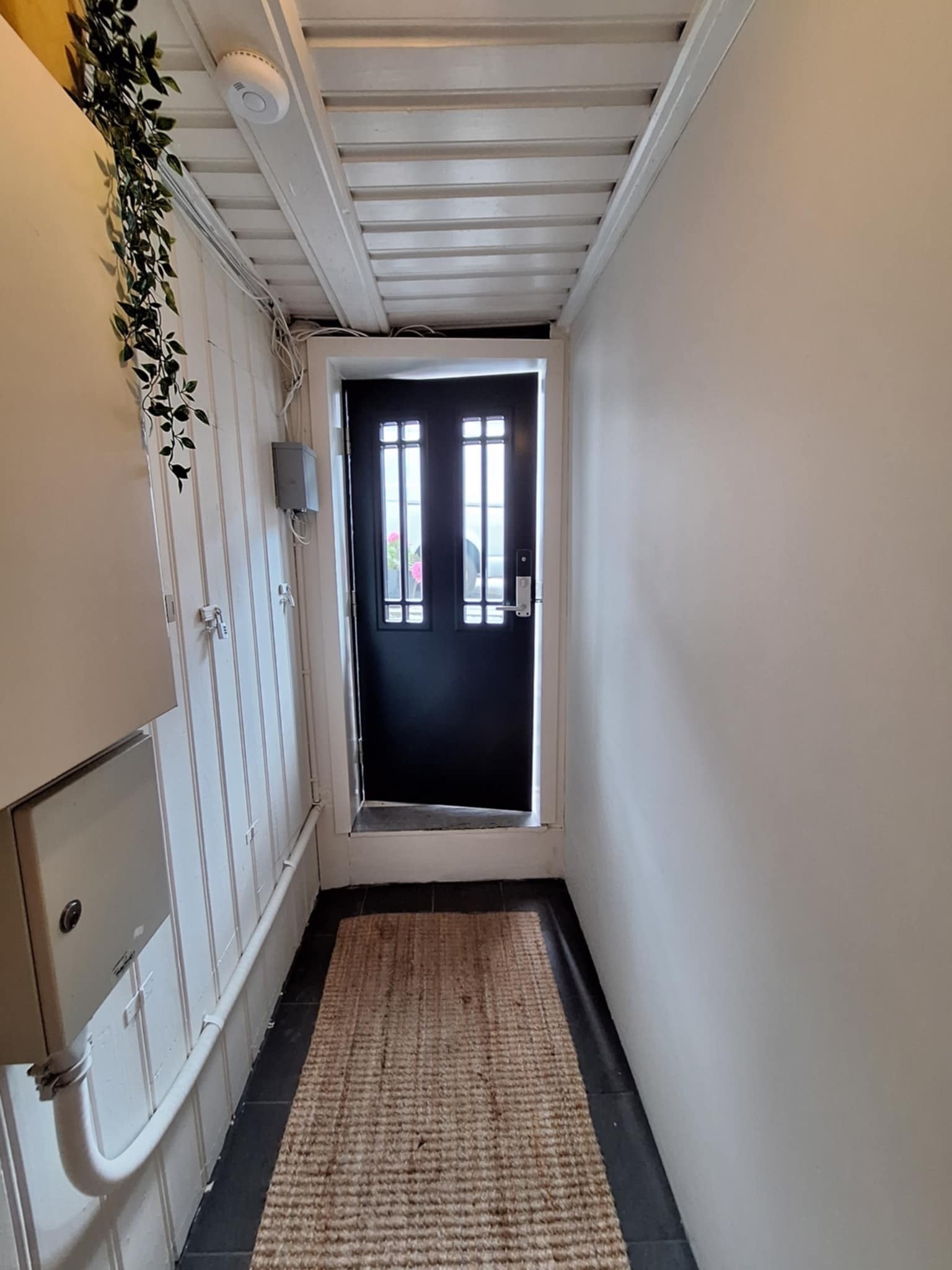 Inngang til leiligheten. Dette er et fellesområde brukt av sameiet for adgang til boder og vaskerom. Galleribilde