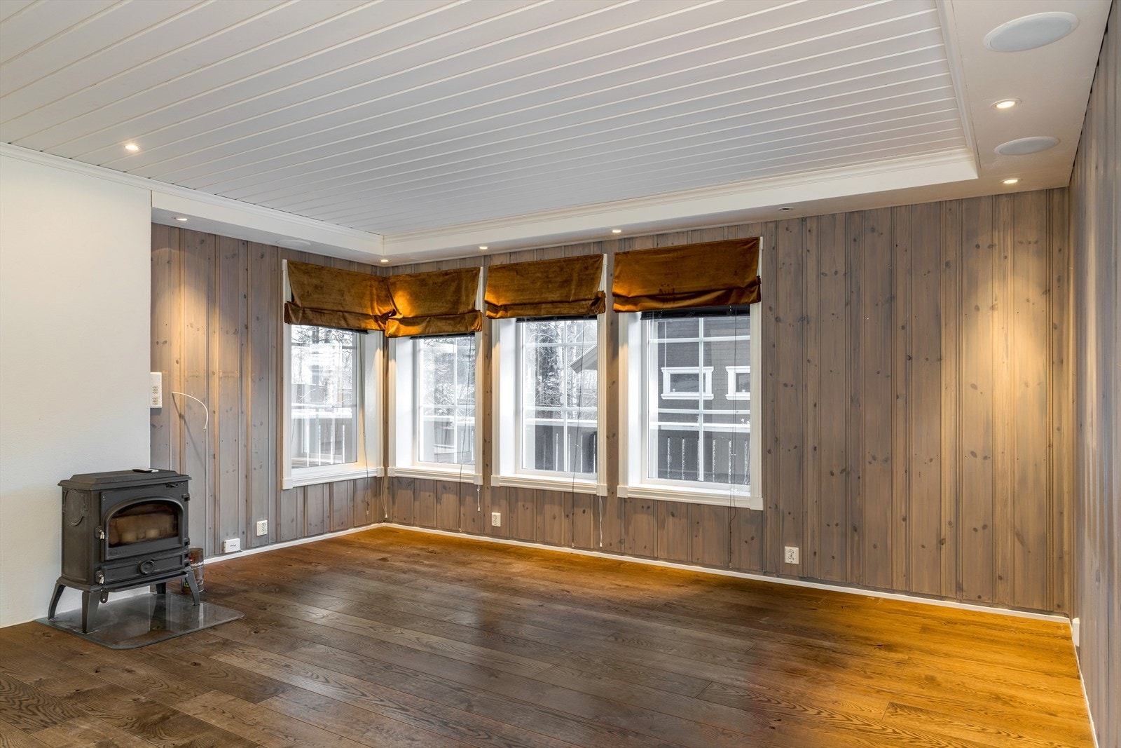 Romslig stue med store vinduer som slipper inn godt med naturlig lys. Galleribilde