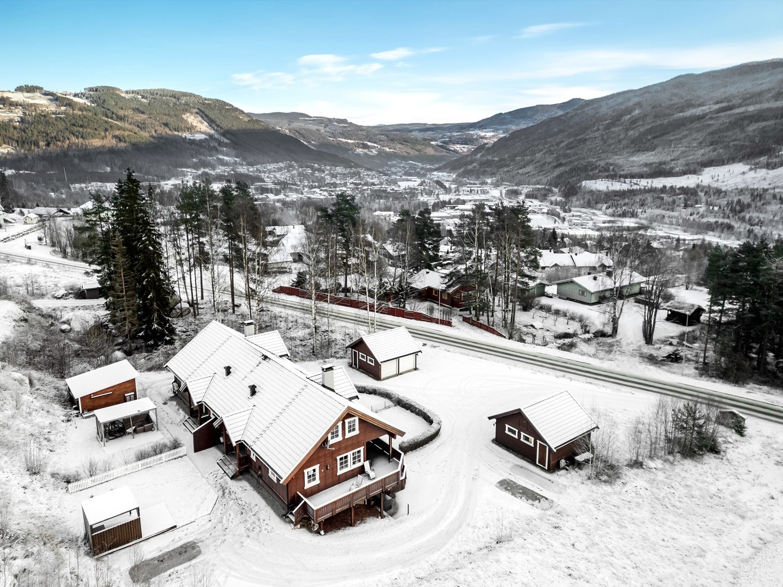 Her bor du i rolige omgivelser, kun et par kilometer fra sentrum, med butikker, skoler, barnehager, idrettsanlegg, kollektivmuligheter og kort vei til flotte turområder. Galleribilde