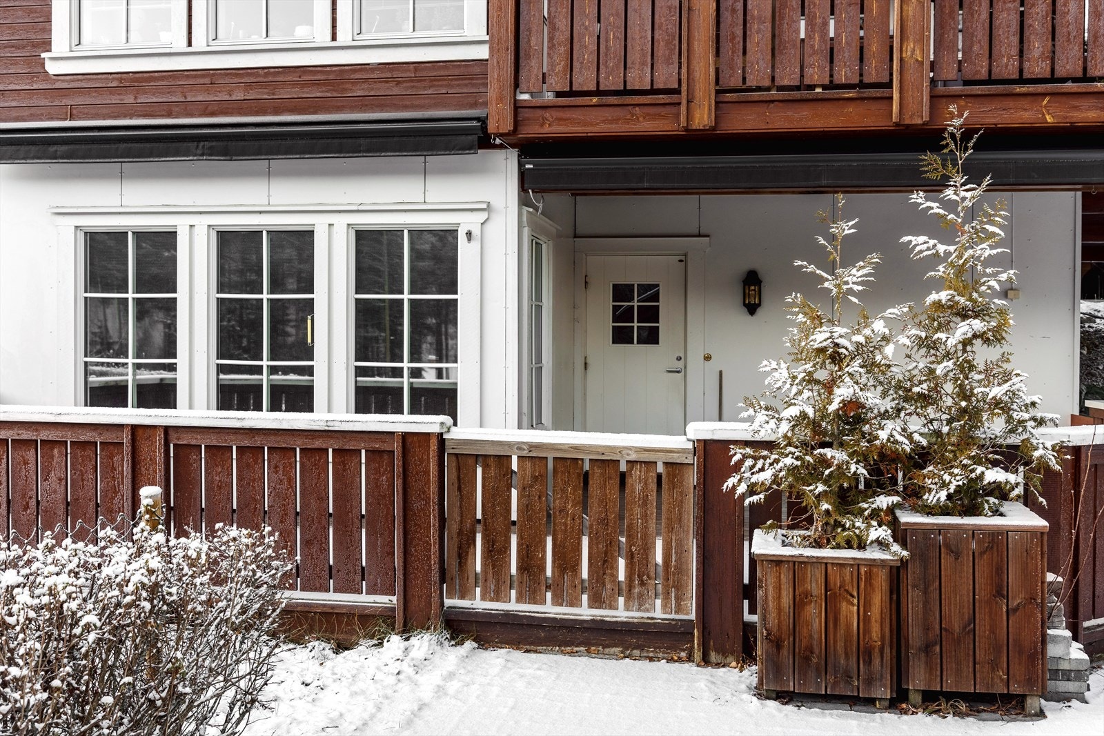 Trivelig inngangsparti hvor man kommer inn via platting / terrasse, som gir en praktisk og innbydende ankomst. Galleribilde