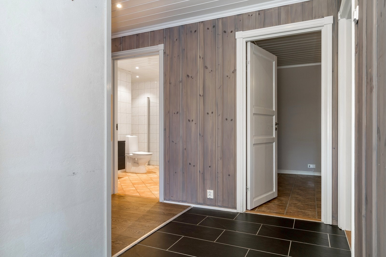 Fra entréen får du tilgang til to romslige soverom. Galleribilde