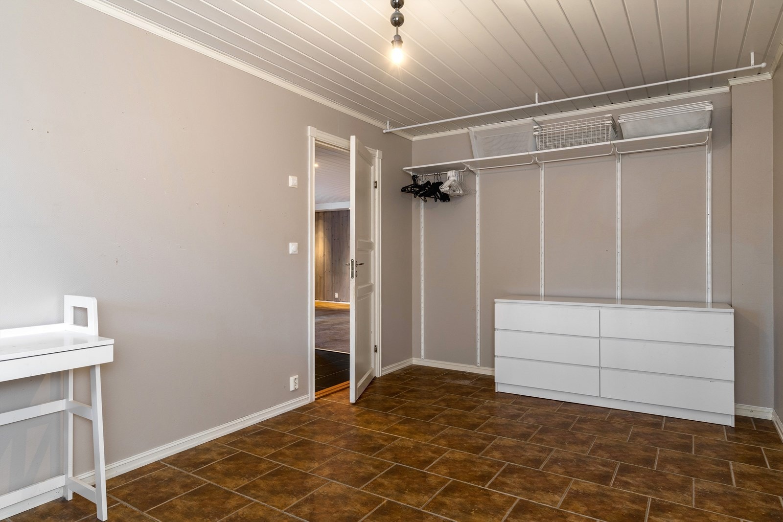 Lyst hovedsoverom med gode muligheter for garderobeløsning. Galleribilde