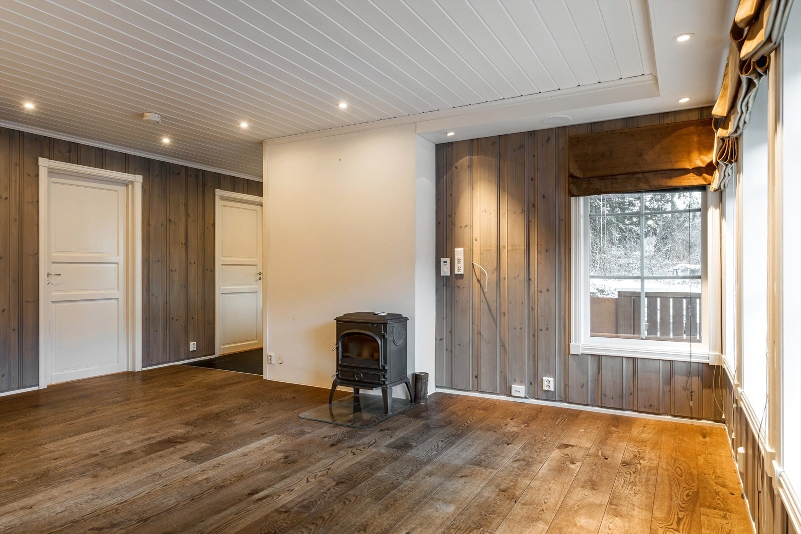 Peisovn/vedovn er montert i stuen og gir både koselig stemning og effektiv oppvarming. Galleribilde