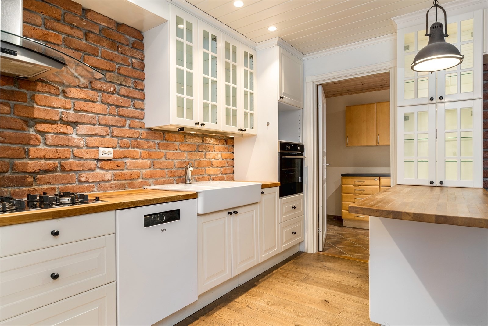 Fra kjøkkenet kommer man direkte til vaskerom/teknisk rom. Galleribilde