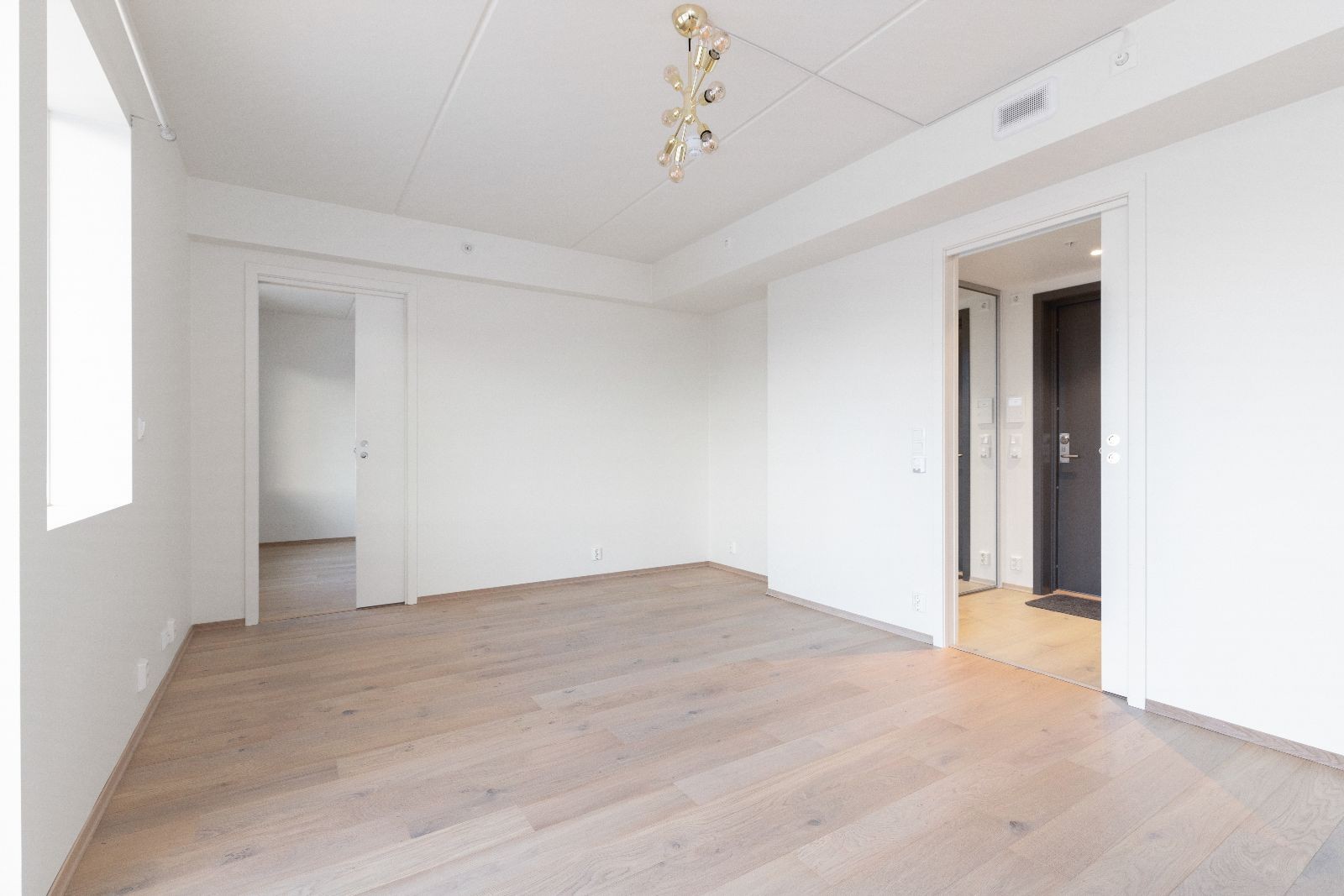 Stuen mot soverom og gang med garderobe Galleribilde