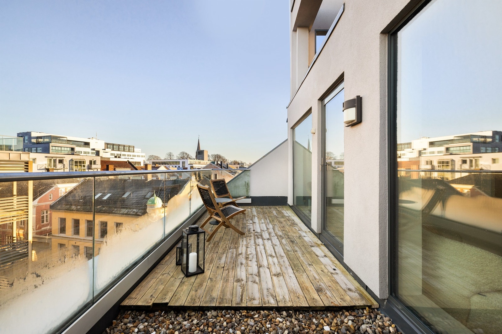 Fasaden ble pusset opp av sameiet så nylig som i 2024. Terrassegulvet er værslitt og naturlig gjenstand for utskiftninger. Galleribilde