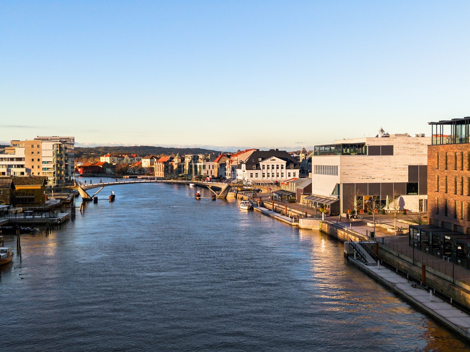 I sentrum eksisterer et bredt utvalg av spisesteder og kulturelle tilbud. Flere finnes i umiddelbar nærhet av leiligheten. Galleribilde