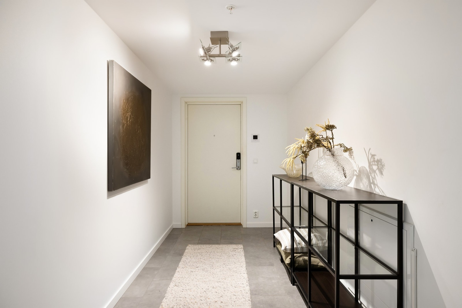 Elektronisk kodelås på inngangsdøren gjør nøkler overflødige. Galleribilde