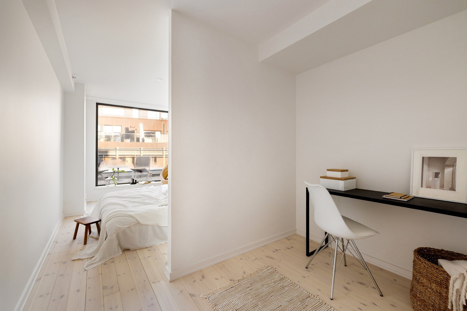 Gulvet av heltre furu er en mild og behagelig overflate å trå på, med vannbåren varme under. Galleribilde