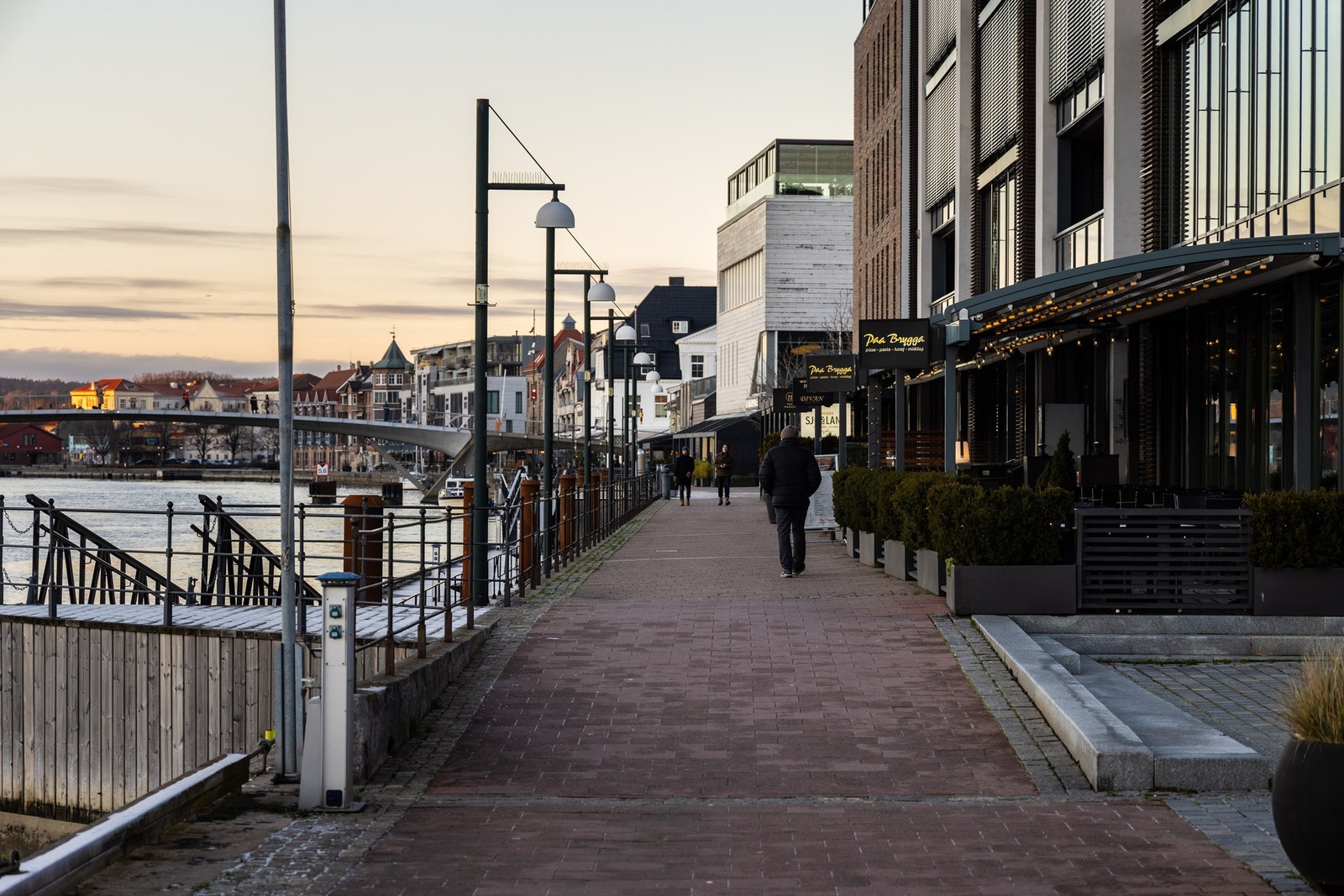 Via Bryggepassasjen går du rett ut på promenaden hvor det er yrende liv sommerstid. Leiligheten ligger på motsatt side. Galleribilde
