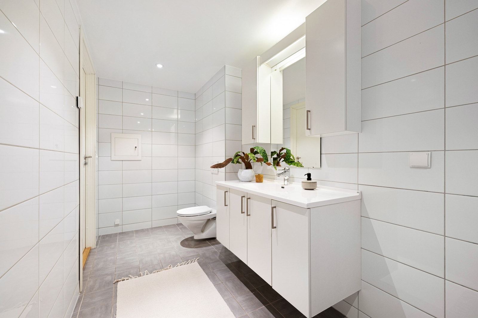 Badet har i likhet med kjøkkenet innfelte spotter som kan dimmes til foretrukket styrke og stemning. Galleribilde