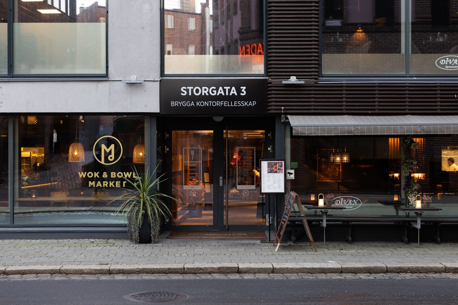 Hovedinngangen har calling-anlegg som betjenes fra leilighetens entré. Adkomst skjer via Bryggepassasjen som også leder rett til bryggepromenaden på motsatt side. Galleribilde