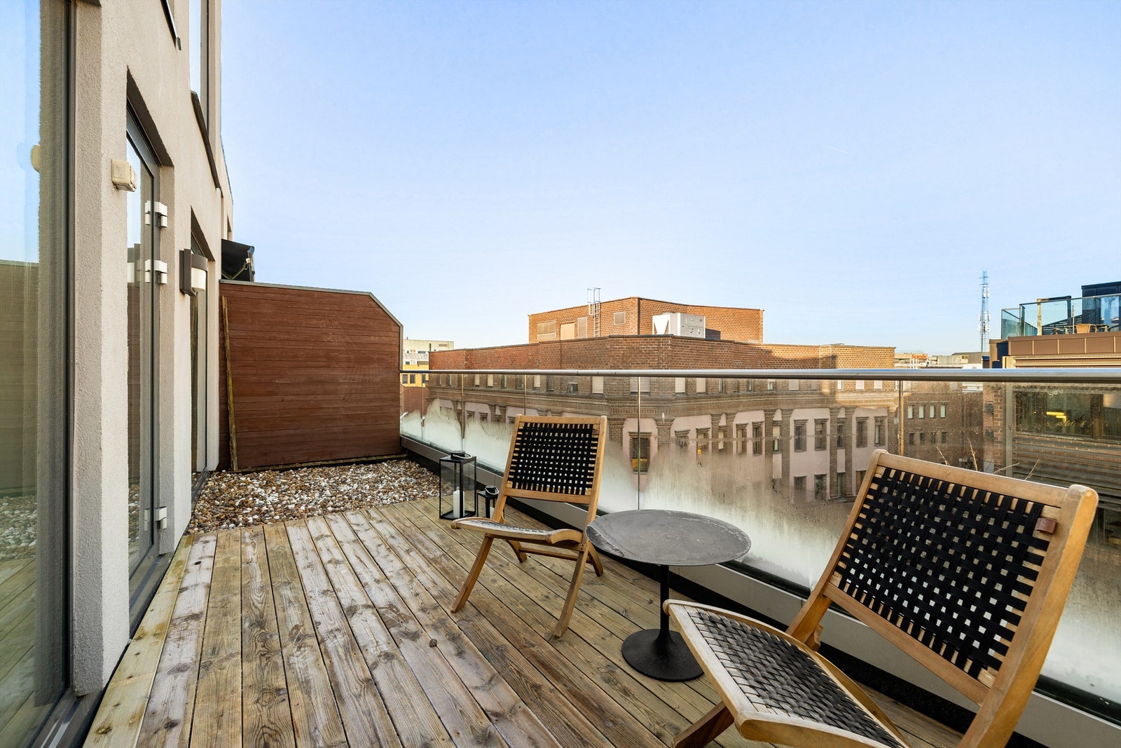 I femte etasje bor du høyt over det som skjer på gatenivået nedenfor. På altanen er det sommerstid sol morgen og formiddag. Fotograf; Kristoffer Kristiansen. Galleribilde