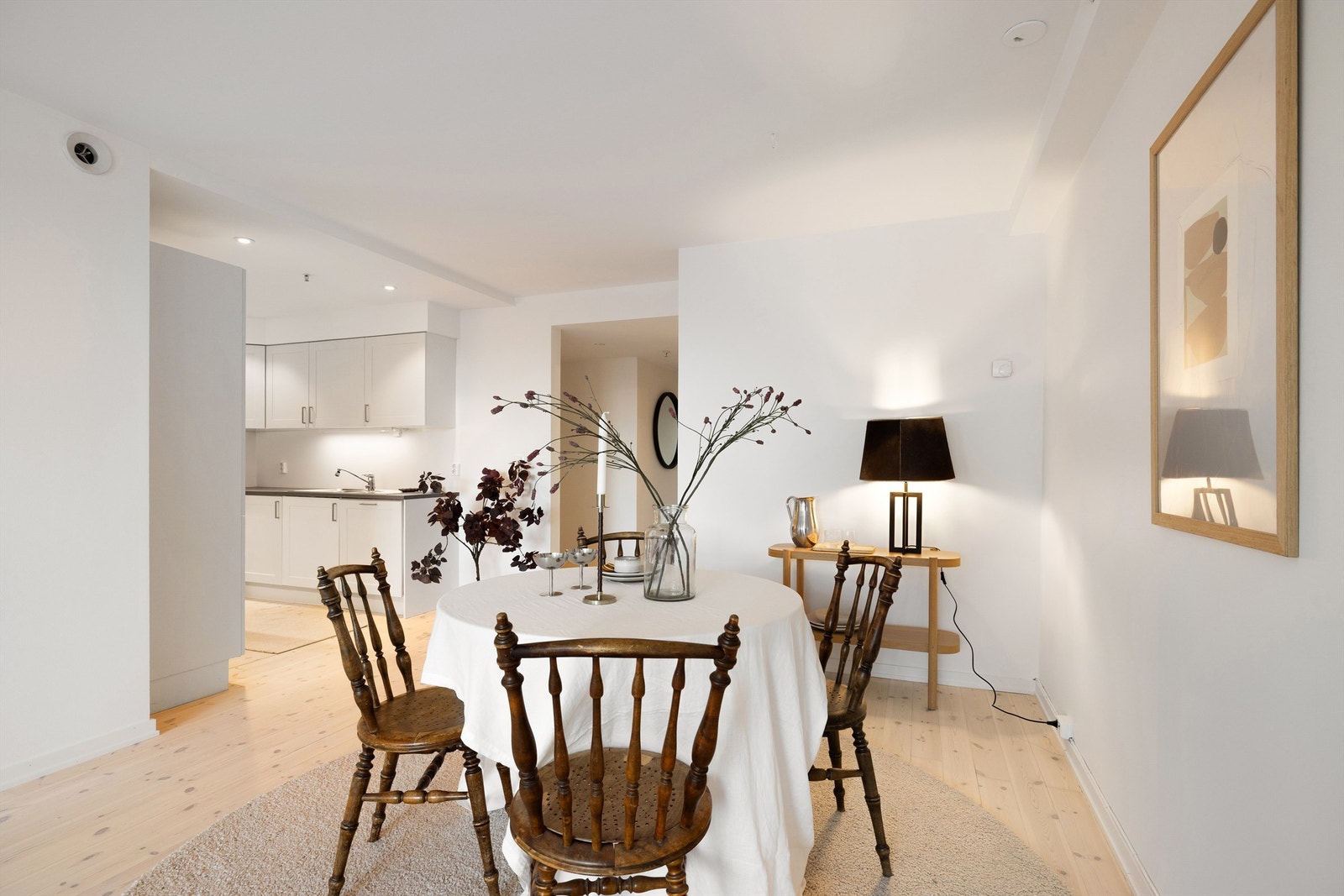 Stuen er langstrakt og lett å møblere. Det er god plass til både sofa og spisegruppe. Galleribilde