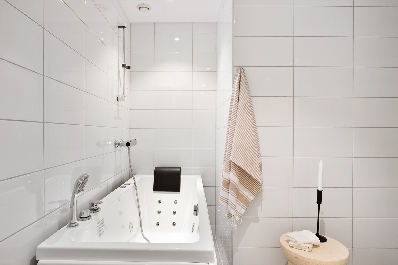 Badekar er installert i senere år, massasjedyser er imidlertid ikke tilkoblet. Dusjdører står lagret i bod og medfølger. Galleribilde