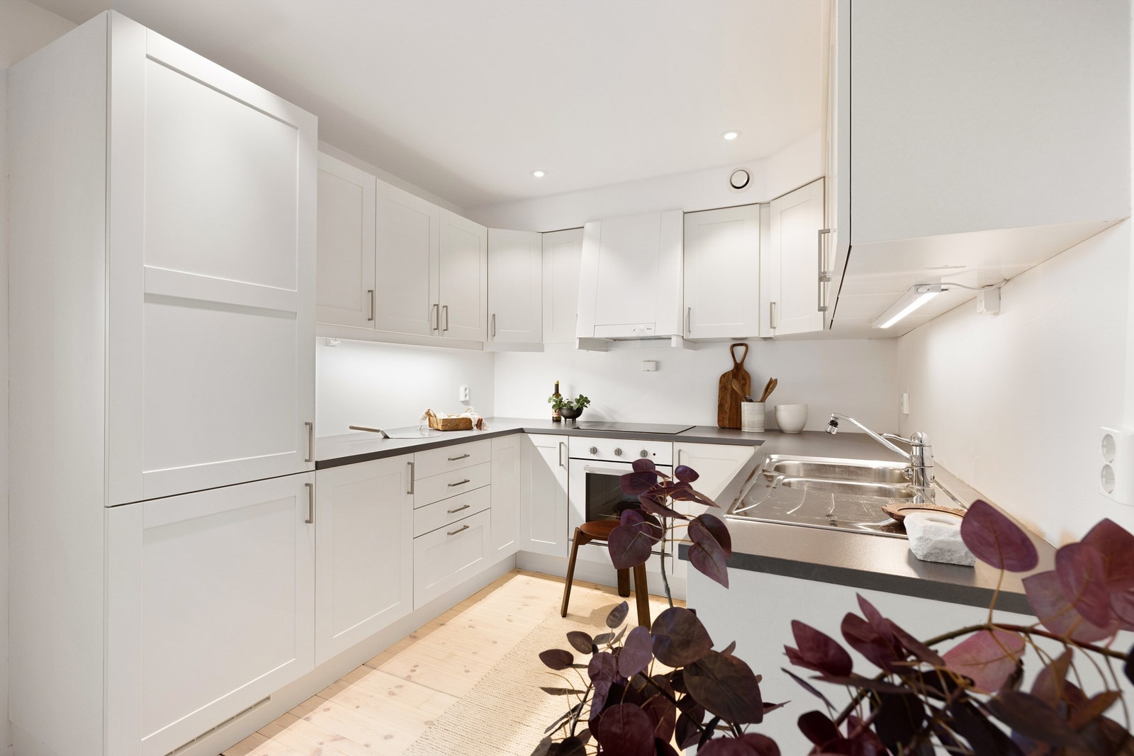 Hvitevarene på kjøkkenet er alle integrert. Oppvaskmaskinen er fra Gorenje, de øvrige fra Whirlpool. Automatisk lekkasjedeteksjon bør monteres. Galleribilde