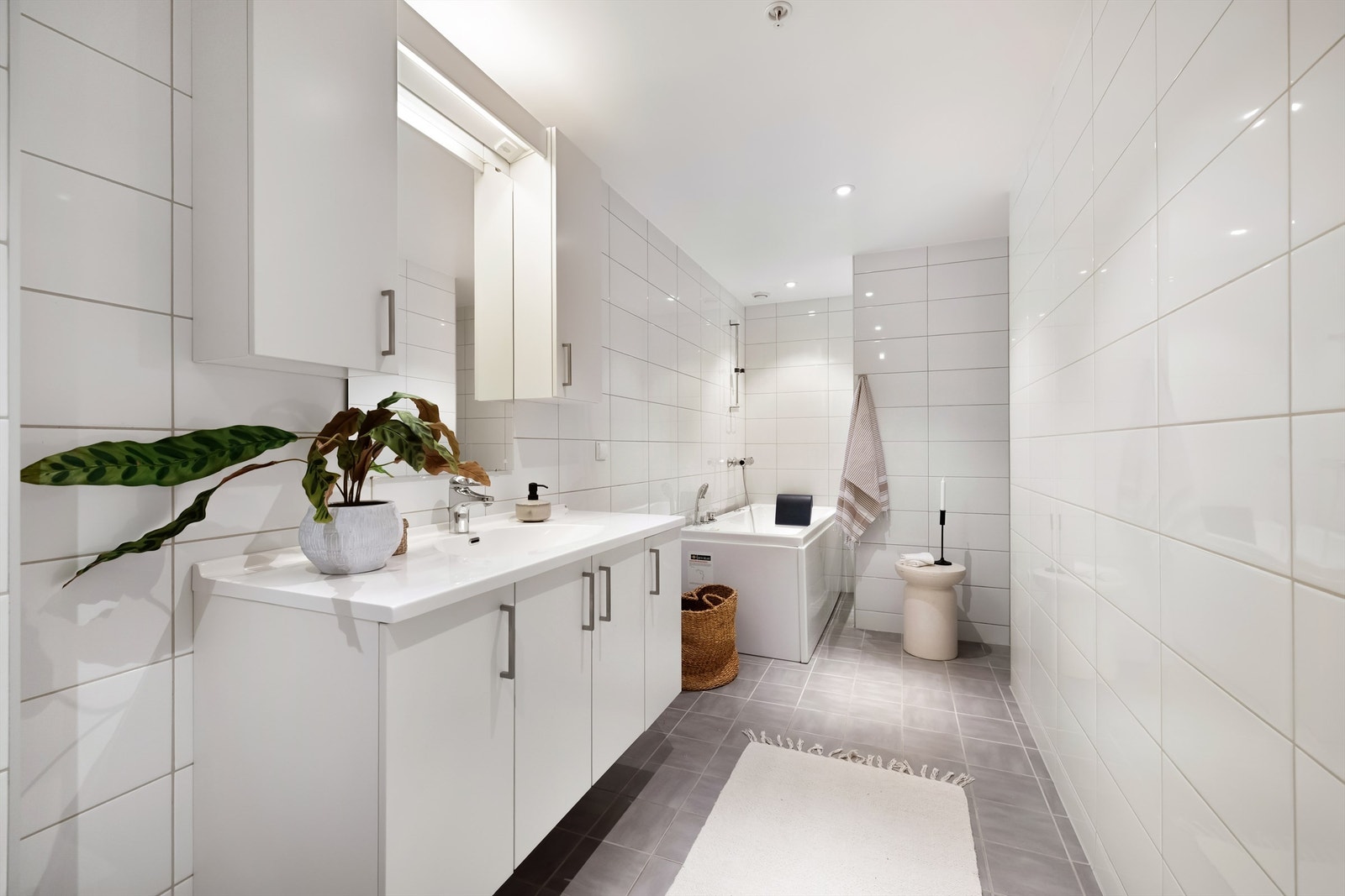 Badet er meget romslig og inneholder nisje dedikert til vaskesøyle. Galleribilde