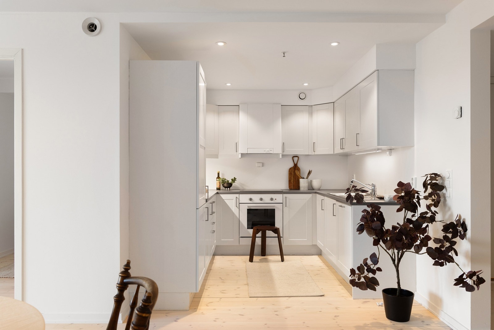 Kjøkkeninnredningen er fra Sigdal og byggeåret. Lamper under overskap og spotter i himling gir godt arbeidslys. Spottene kan dimmes. Galleribilde