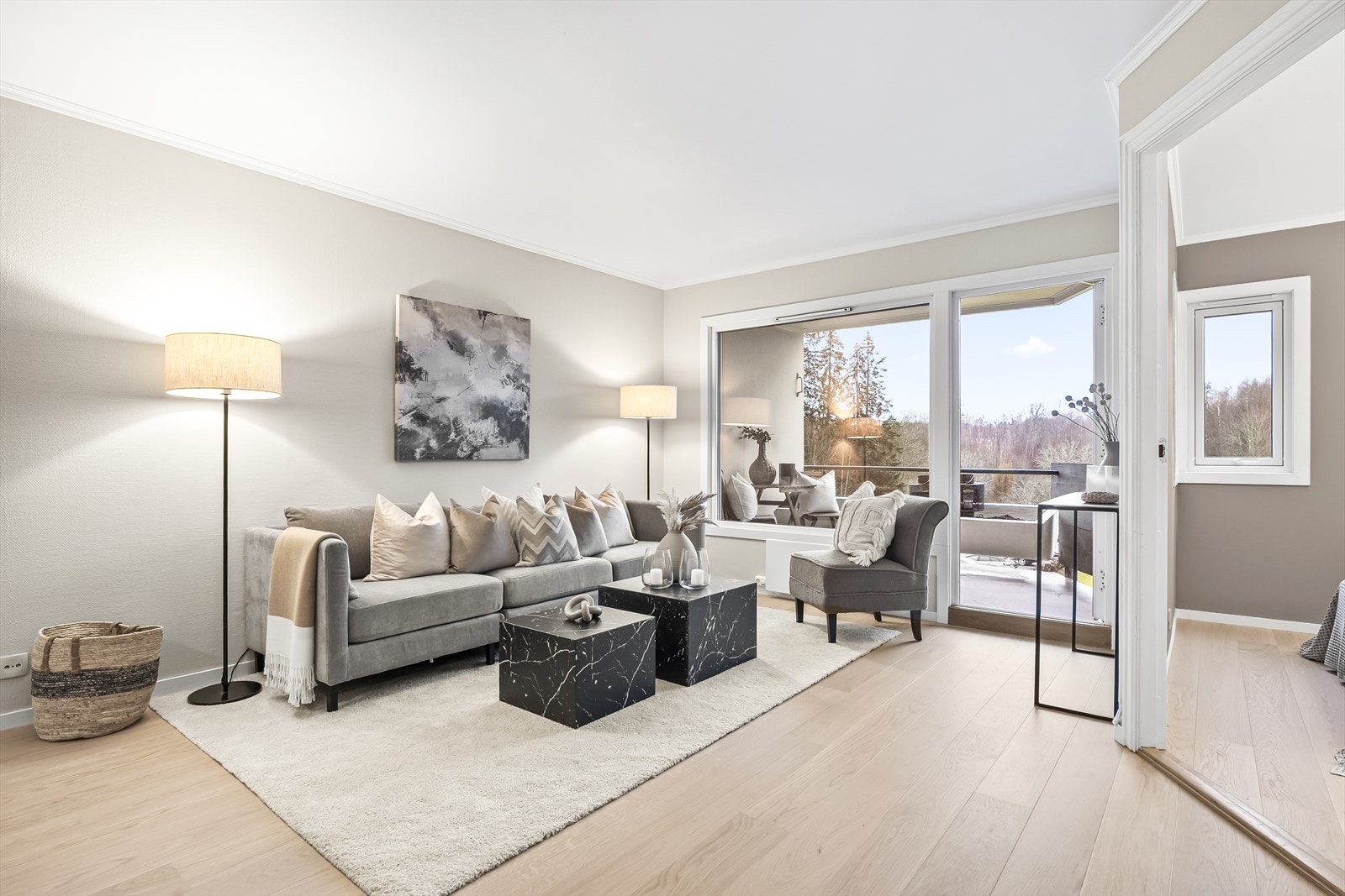 Store vindusflater og mye lysinnslipp. Galleribilde