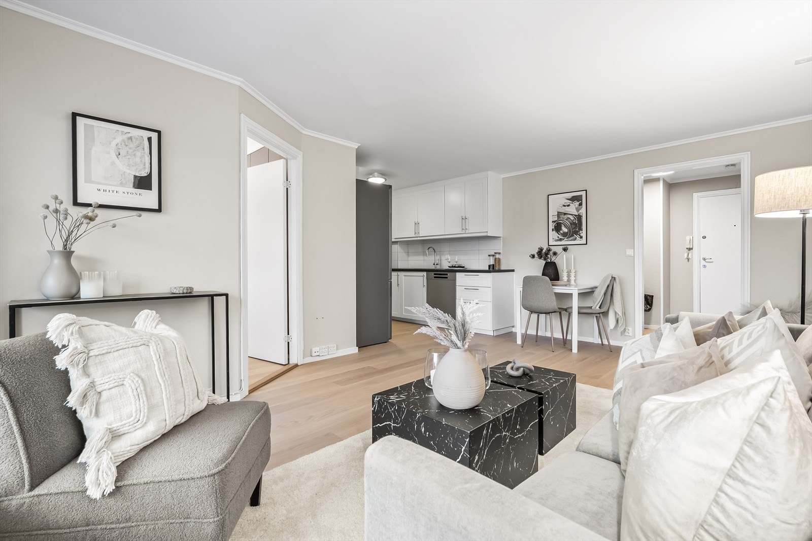 Stuen ligger i åpen løsning med kjøkkenet. Galleribilde