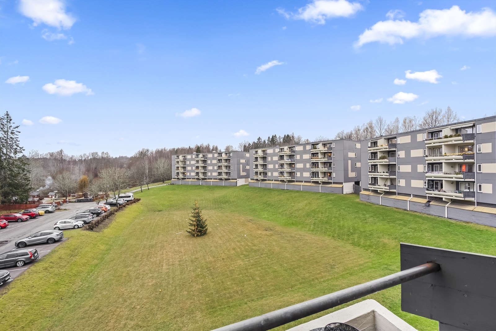 Fra balkongen er det utsikt mot sameiets fellesområder. Galleribilde