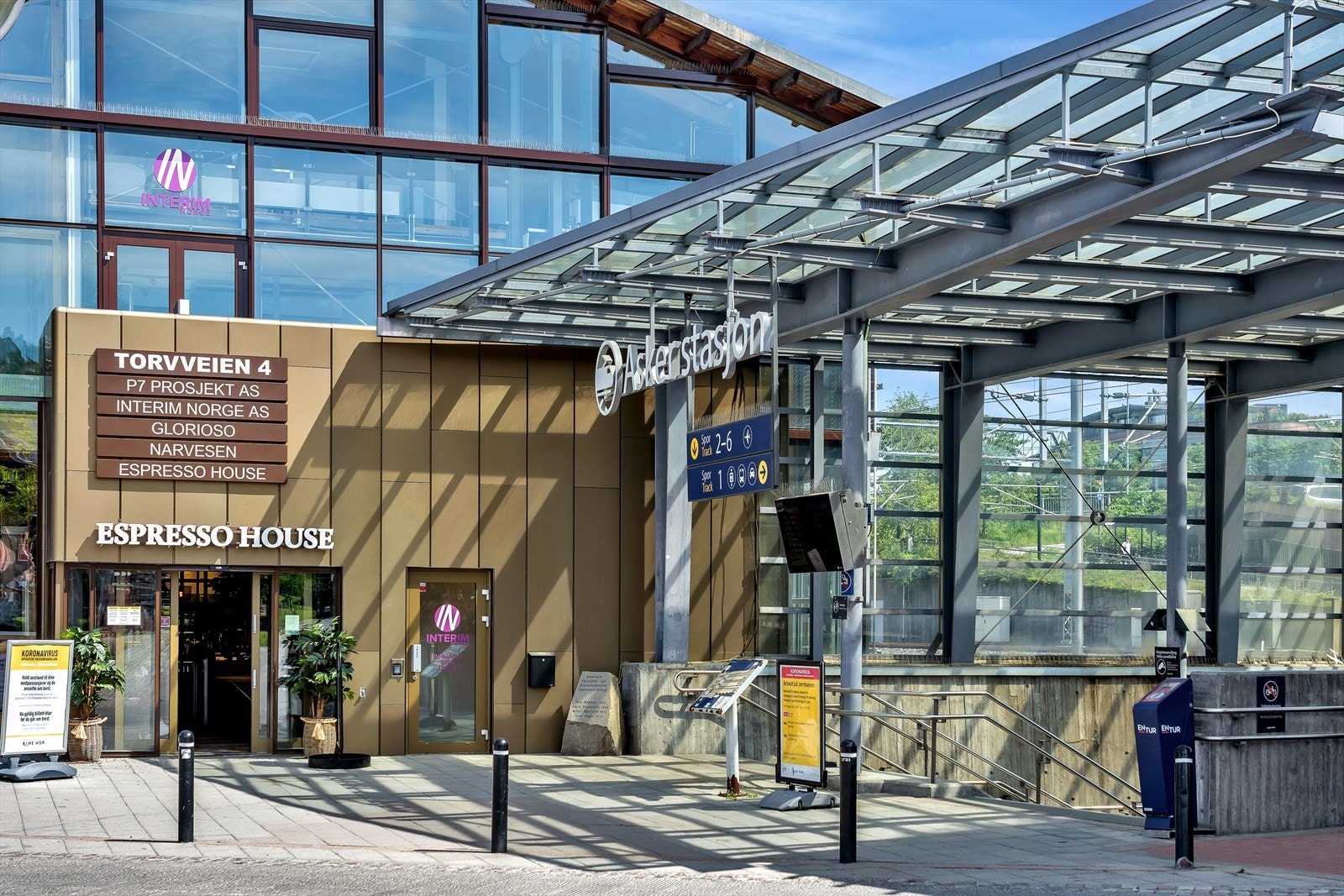 Asker stasjon er et knutepunkt når det kommer til buss- og togforbindelser i retning Oslo og Drammen. Galleribilde
