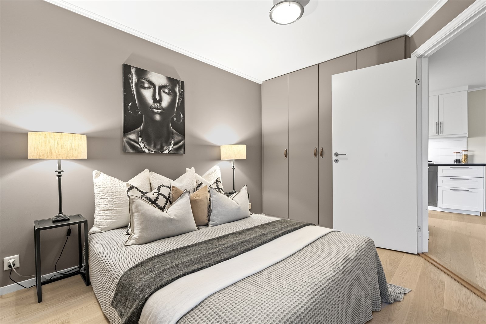 Soverommet er av god størrelse med montert garderobeskap. Galleribilde