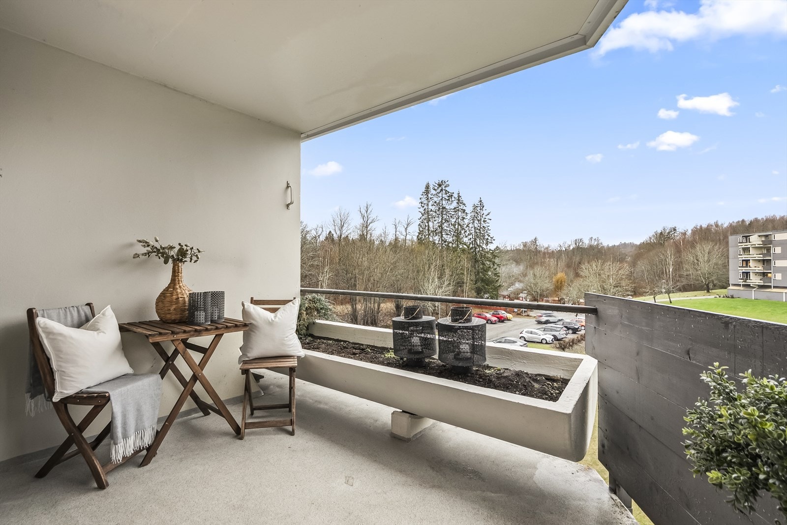 Overbygget med plass til sittegruppe. Galleribilde