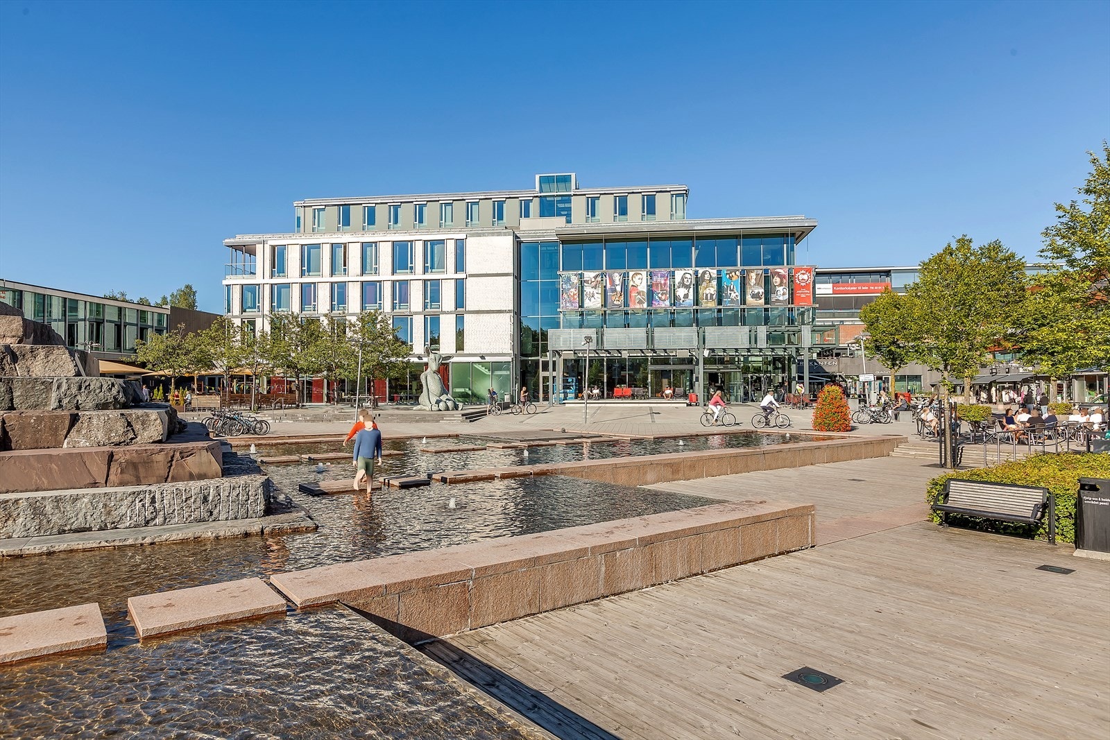 Det er gangavstand til Asker sentrum, hvor man har "alle" fasiliteter og servicetilbud. Galleribilde