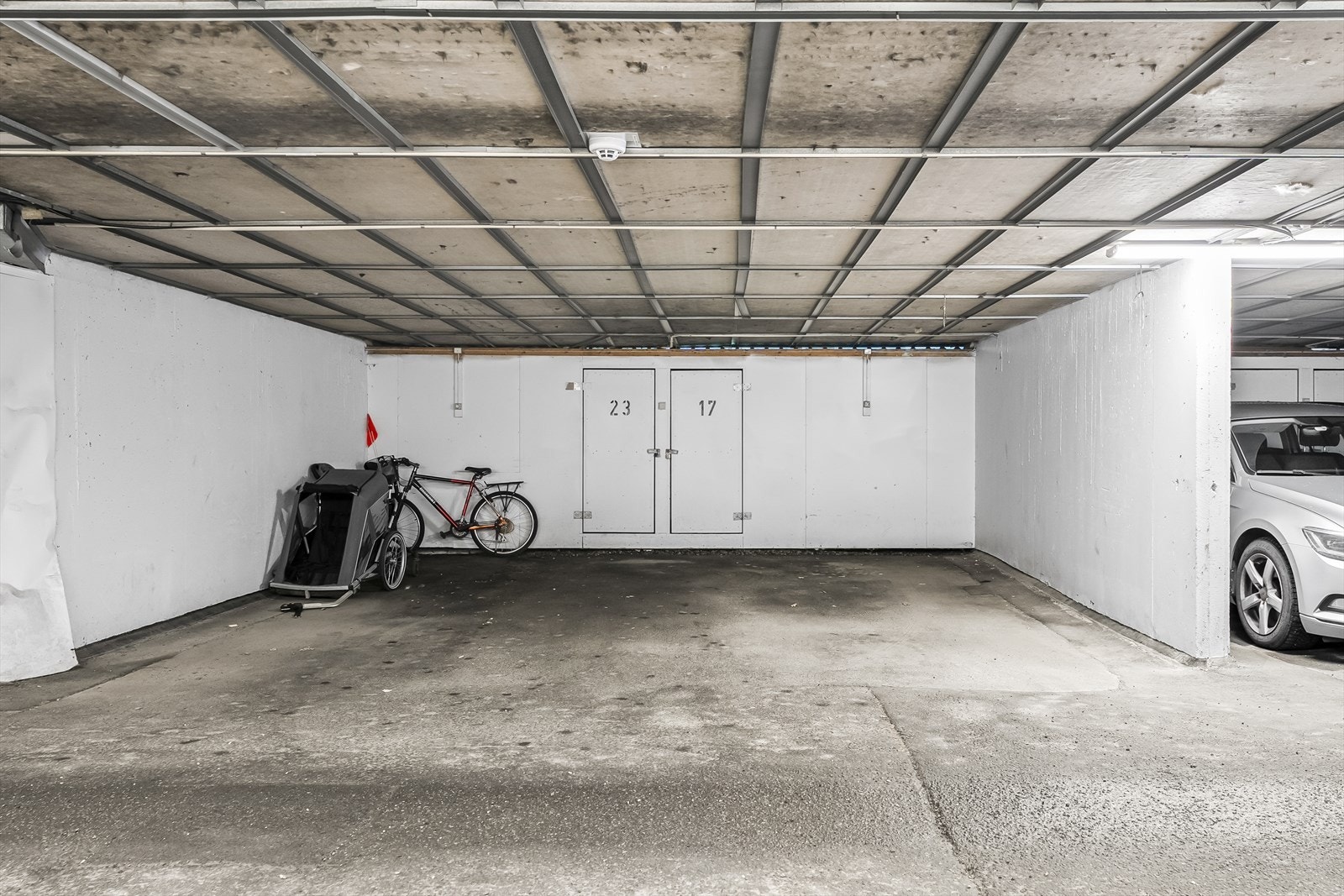 Garasjeplass med bod bak plassen. Galleribilde