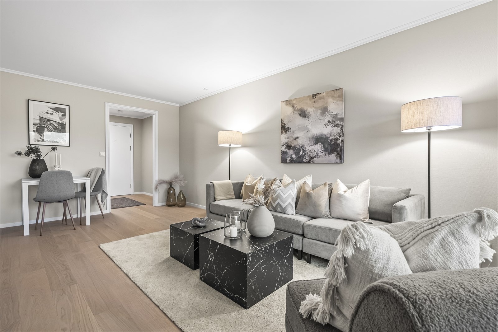 Plass til sofagruppe og spiseplass i forlengelse av kjøkkenet. Galleribilde