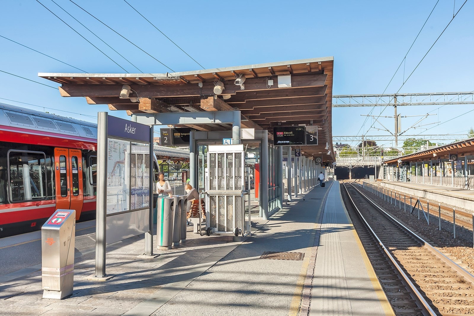 Her går det buss, direkte tog, lokaltog og flytog med hyppige avganger. Galleribilde