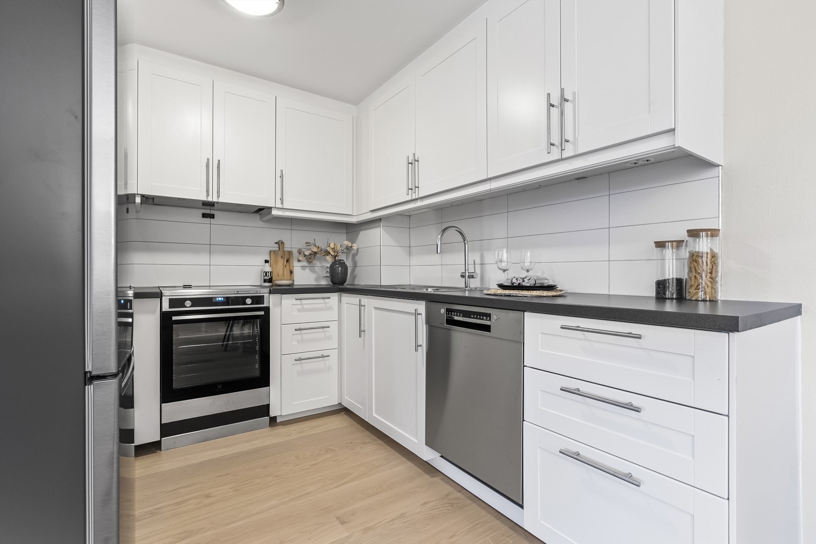 Flislagt over benkeplaten. Galleribilde