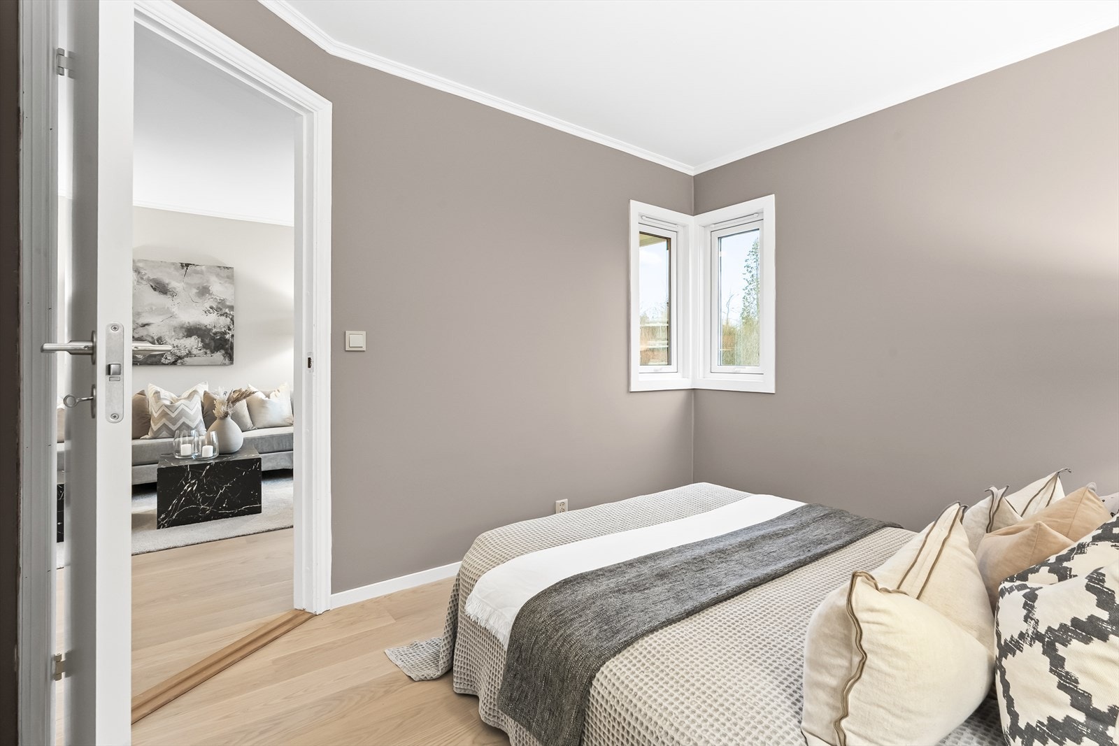 God plass til dobbeltseng med tilhørende nattbord. Galleribilde